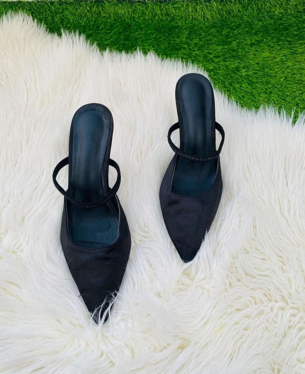 BLACK POINTED