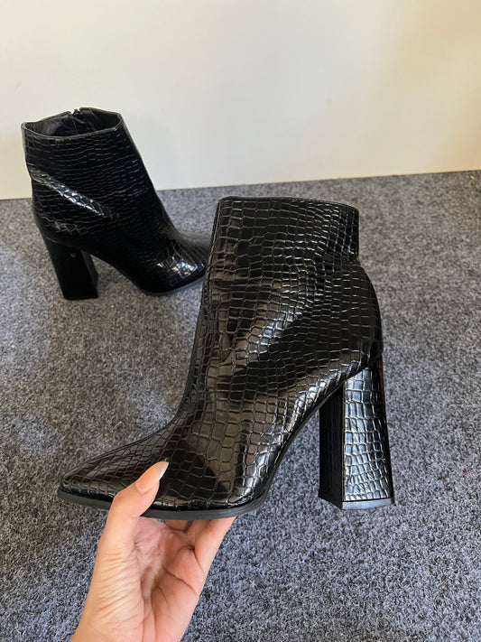 Pretty little things Boots